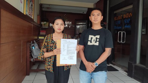 Putu Gede Indra Diwangga ditemeni kuasa hukumnya saat melaporkan rusak sadel moge Harley Davidson miliknya ke Polsek Denpasar Utara, Selasa (3/6/2025).