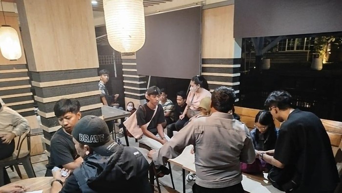 Petugas gabungan saat memeriksa sebuah resto hotel di Tasikmalaya.