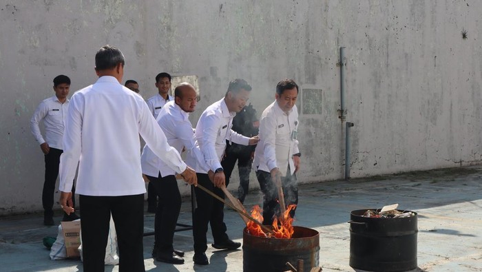 Petugas Lapas Kelas IIA Bekasi memusnahkan alat komunikasi rakitan dari sel napi.