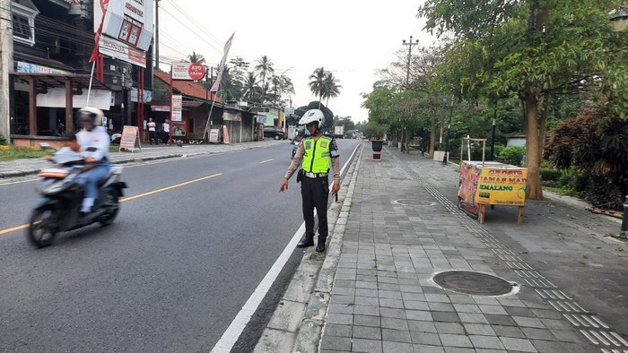 Petugas melakukan pemeriksaan di lokasi kejadian kecelakaan kawasan Borobudur, Kabupaten Magelang, Selasa (3/6/2025).