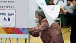 Anak Muda Hingga Lansia Antre di TPS Pilpres Korsel