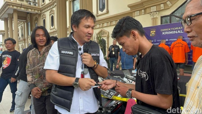 Polisi kembalikan motor barang bukti pencurian kepada korban di Jambi