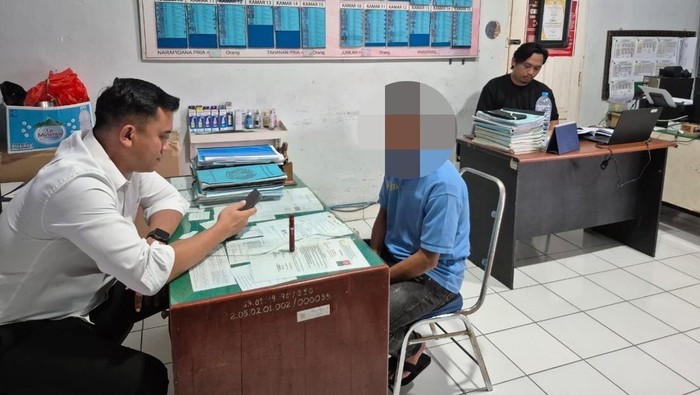 Polisi memeriksa napi di dalam lapas terkait kasus dugaan penipuan online.