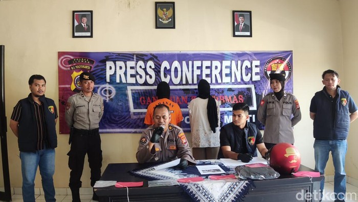 Polisi menangkap pasutri yang curi ponsel demi penuhi kebutuhan ekonomi dan susu anak. Keduanya ditampilkan saat rilis kasus di Polsek Mlati, Selasa (3/6/2025)
