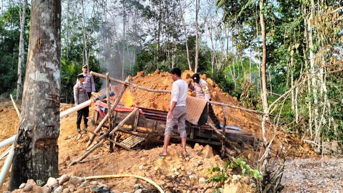 Polisi menertibkan aktivitas Peti di Koto Kombu, Hulu Kuantan, Kuantan Singingi.
