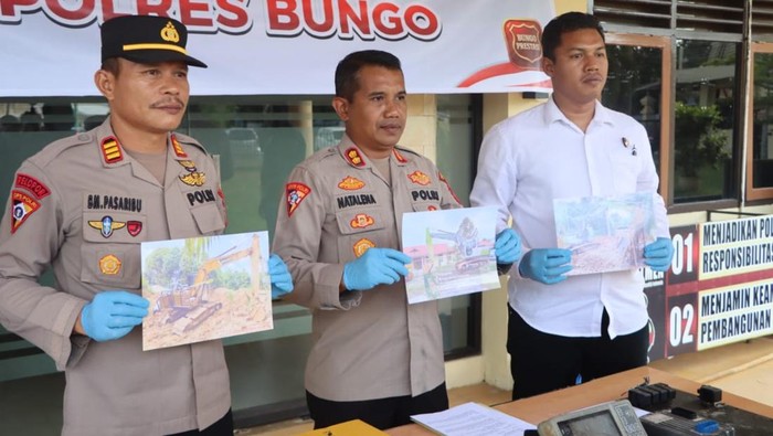 Polisi mengamankan dua ekskavator bersama operator untuk tambang emas ilegal di Bungo, Jambi