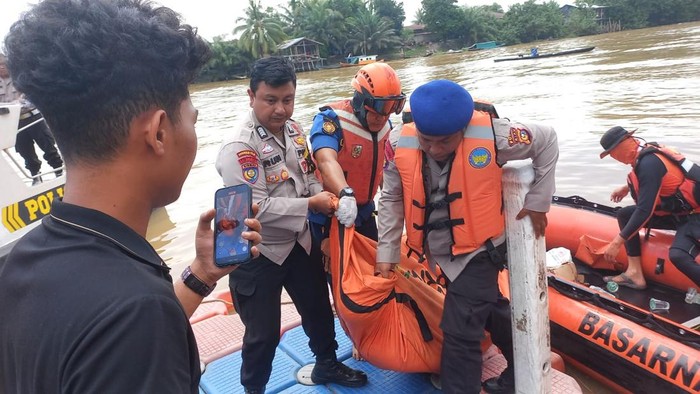 Polisi mengevakuasi jenazah remaja yang tenggelam di Sungai Siak, Pekanbaru, Riau.