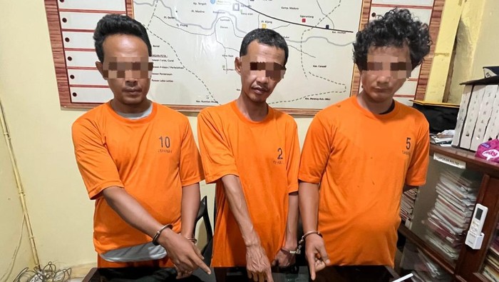 Polisi menggerebek 3 pria yang tengah pesta sabu dalam rumah di Kuansing, Riau.