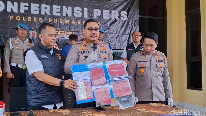 Polisi menunjukkan barang bukti aksi kriminal di Purwakarta
