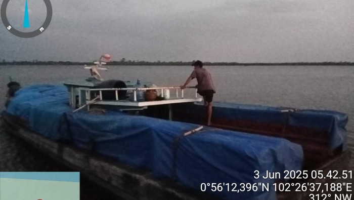 Polisi menyergap kapal pembawa 25 ton kayu illegal logging di Kepulauan Meranti, Riau.