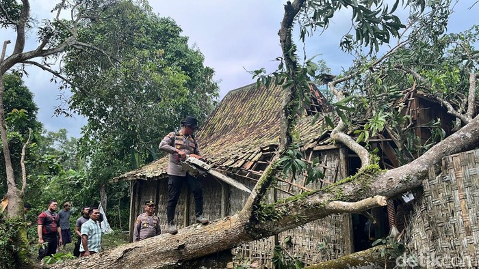 Polres Bangkalan Gotong Royong Bersihkan Puing Puting Beliung