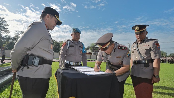 Kapolres AKBP Arif Fazlurrahman melihat proses sertijab di Polres Blitar