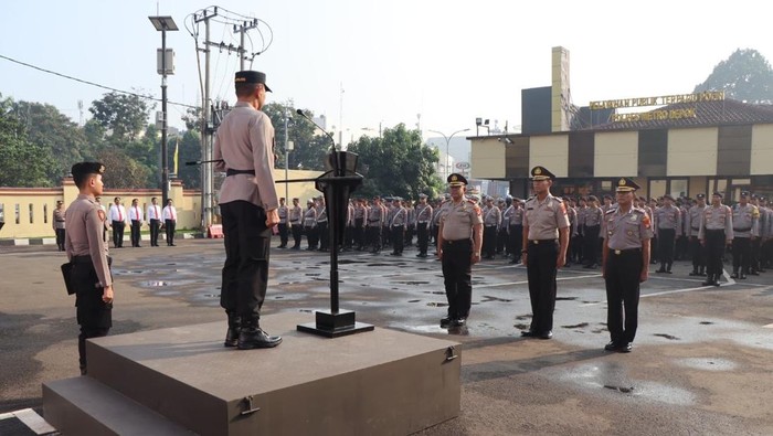 Polres Metro Depok menggelar upacara kenaikan pangkat dan pemberian penghargaan kepada anggota berprestasi.