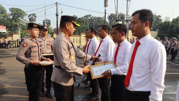 Polres Metro Depok menggelar upacara kenaikan pangkat dan pemberian penghargaan kepada anggota berprestasi.