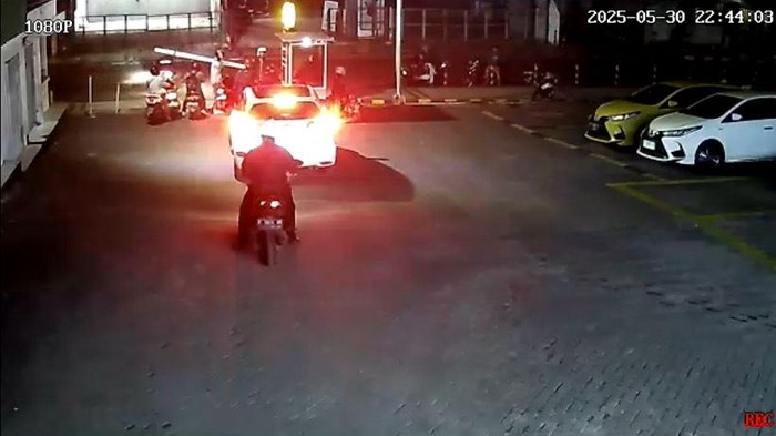 Potongan gambar dugaan pengeroyokan petugas parkir di Sukabumi