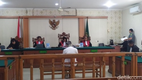 Tonny Nugroho berjalan didampingi kuasa hukumnya saat hendak menjalani persidangan, Selasa (3/6/2025).