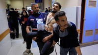 Paramedis membawa seorang pria Palestina yang terluka dalam serangan Israel, di Rumah Sakit Nasser, di Khan Younis, di Jalur Gaza selatan. Mengutip Reuters Selasa (3/6/2025), kementerian kesehatan daerah kantong itu mengatakan sedikitnya 20 warga Palestina tewas oleh tembakan Israel. Foto: REUTERS/Hatem Khaled