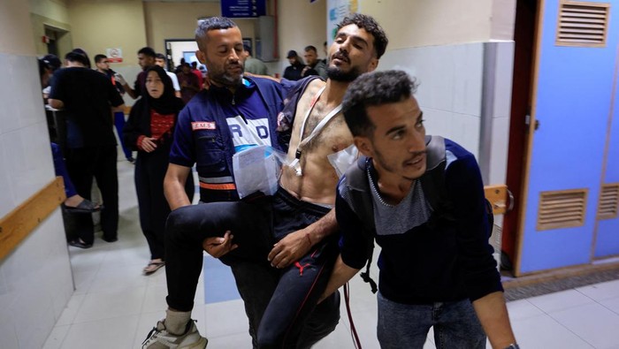 A paramedic carries a Palestinian man wounded in an Israeli strike, at Nasser Hospital, in Khan Younis, in the southern Gaza Strip, June 1, 2025. REUTERS/Hatem Khaled