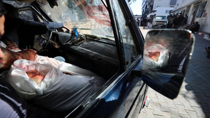 SENSITIVE MATERIAL. THIS IMAGE MAY OFFEND OR DISTURB    Mourners sitting inside a vehicle carry the bodies of Palestinian children killed in Israeli strikes during their funeral, at Al Shifa hospital, in Gaza City, May 29, 2025. REUTERS/Mahmoud Issa      TPX IMAGES OF THE DAY