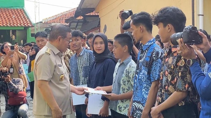 Pramono Anung bagikan ijazah ke para siswa
