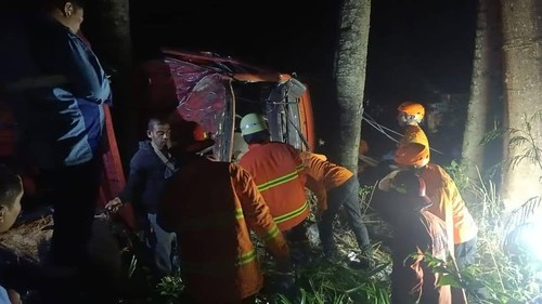 Proses evakuasi sopir truk tangki pengangkut solar yang mengalami kecelakaan di jalur Amlapura-Singaraja, Senin (2/6/2025) malam.