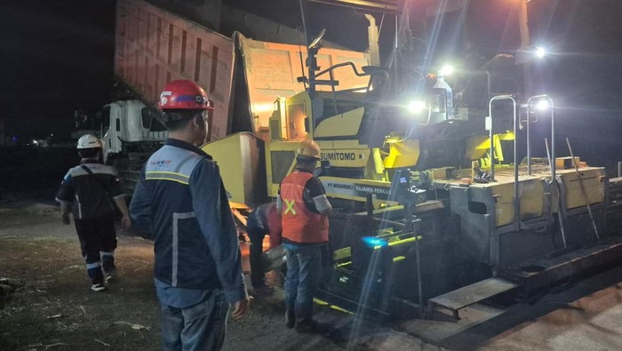 Proyek pengaspalan jalan rusak usai pembangunan Tol Probowangi