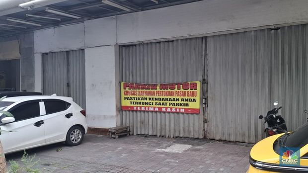 Pusat belanja di kawasan Pasar Baru, Jakarta Pusat tampak sepi tidak seperti dulu yang banyak pengunjung pada Selasa (3/6/2025). (CNBC Indonesia/Chandra Dwi)