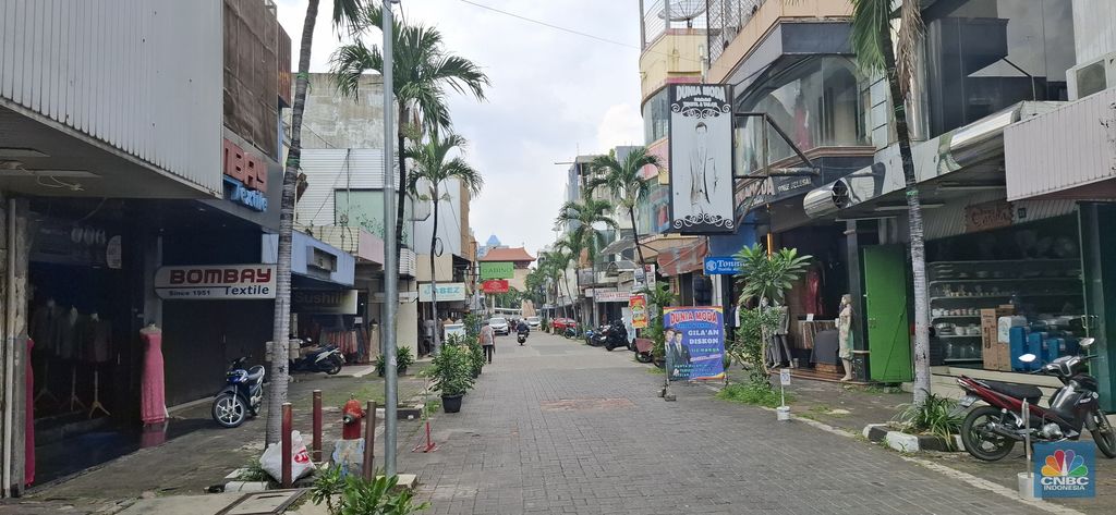 Pusat belanja di kawasan Pasar Baru, Jakarta Pusat tampak sepi tidak seperti dulu yang banyak pengunjung pada Selasa (3/6/2025). (CNBC Indonesia/Chandra Dwi)