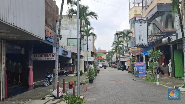 Pusat belanja di kawasan Pasar Baru, Jakarta Pusat tampak sepi tidak seperti dulu yang banyak pengunjung pada Selasa (3/6/2025). (CNBC Indonesia/Chandra Dwi)