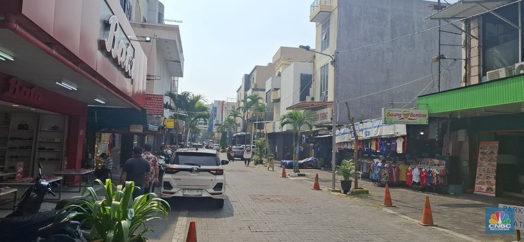 Pusat belanja di kawasan Pasar Baru, Jakarta Pusat tampak sepi tidak seperti dulu yang banyak pengunjung pada Selasa (3/6/2025). (CNBC Indonesia/Chandra Dwi)