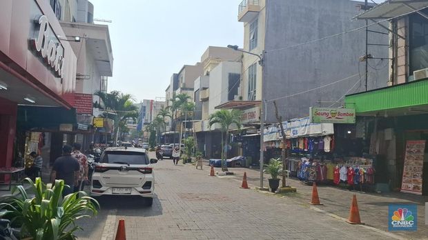 Pusat belanja di kawasan Pasar Baru, Jakarta Pusat tampak sepi tidak seperti dulu yang banyak pengunjung pada Selasa (3/6/2025). (CNBC Indonesia/Chandra Dwi)