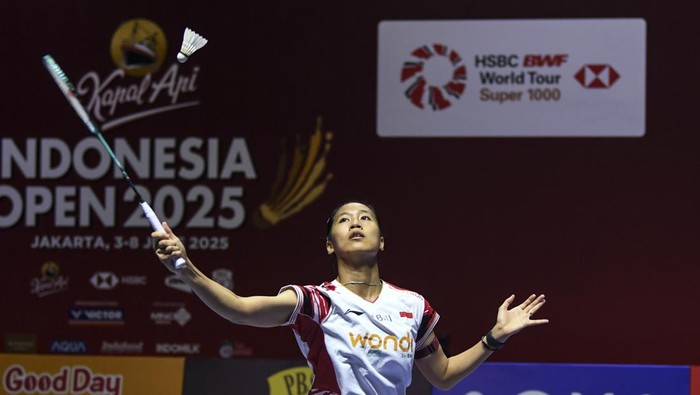 Pebulu tangkis tunggal putri Indonesia Putri Kusuma Wardani mengembalikan kok ke arah lawannya tunggal putri India Malvika Bansod pada babak 32 besar Kapal Api Indonesia Open 2025 di Istora Senayan, Gelora Bung Karno, Jakarta, Selasa (3/6/2025). Putri KW melaju ke babak 16 besar usai Malvika Bansod mengalami cidera dan memilih tidak melanjutkan pertandingan (retired). ANTARA FOTO/Hafidz Mubarak A