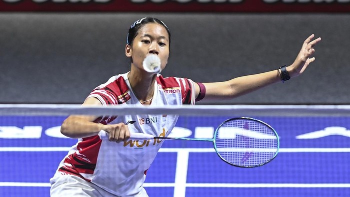 Pebulu tangkis tunggal putri Indonesia Putri Kusuma Wardani mengembalikan kok ke arah lawannya tunggal putri India Malvika Bansod pada babak 32 besar Kapal Api Indonesia Open 2025 di Istora Senayan, Gelora Bung Karno, Jakarta, Selasa (3/6/2025). Putri KW melaju ke babak 16 besar usai Malvika Bansod mengalami cidera dan memilih tidak melanjutkan pertandingan (retired). ANTARA FOTO/Hafidz Mubarak A