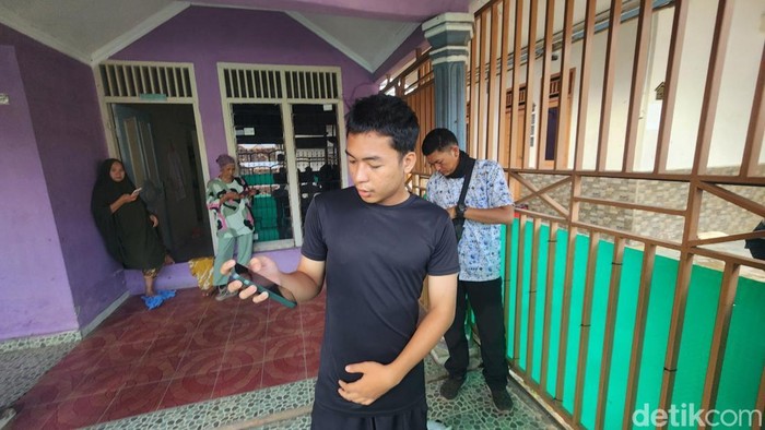 Randy saat menunjukkan lokasi motornya hilang dicuri.