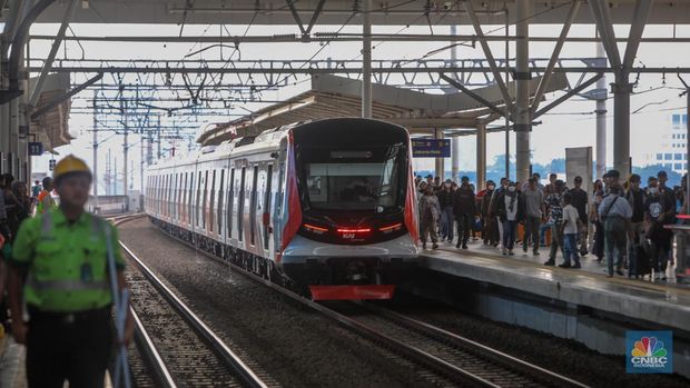 Rangkaian kereta rel listrik (KRL) baru seri Commuter Line Indonesia (CLI)-125 memasuk peron di Stasiun Manggarai, Jakarta, Selasa (3/6/2025). (CNBC Indonesia/Faisal Rahman)
