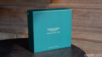 Realme GT 7 Dream Edition dikemas dalam paket penjualan eksklusif Limited Edition Co-branded Gift Box. Paket tersebut mencakup box dengan desain khusus berwarna Aston Martin Racing Green Foto: Adi Fida Rahman/detikINET