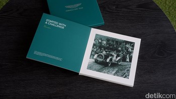 Ada booklet kolaborasi yang menceritakan kisah kerja sama antara Realme dan Aston Martin Formula One Team, Foto: Adi Fida Rahman/detikINET