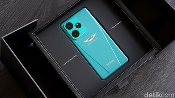Unit Realme GT 7 Dream Edition didesain khusus bernuansa Aston Martin Formula One. Foto: Adi Fida Rahman/detikINET