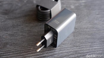 Realme memberikan adaptor 120W dan kabel USB-C. Foto: Adi Fida Rahman/detikINET