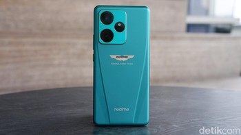 Realme GT 7 Dream Edition dibalut warna hijau khas Formula 1 Aston Martin, Foto: Adi Fida Rahman/detikINET