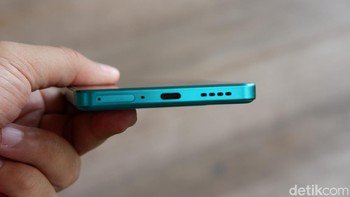 Bagian bawah terdapat port USB-C, speaker dan SIM Card Foto: Adi Fida Rahman/detikINET