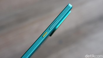 Pada sisi kanan terdapat tombol pengaturan volume dan power yang diberikan akses khusus. Foto: Adi Fida Rahman/detikINET