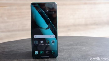 Realme GT 7 Dream Edition memiliki spesifikasi inti serupa dengan varian reguler GT 7.Layarnyamengusung panel AMOLED 6,78 inci dengan resolusi 1.5K (2.780 x 1.264 piksel), refresh rate 144 Hz, dan kecerahan puncak hingga 6.000 nits untuk visual tajam dan mulus, bahkan di bawah sinar Matahari. Foto: Adi Fida Rahman/detikINET