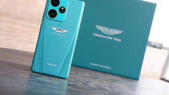 Harga Realme GT 7 Dream Edition di Indonesia adalah Rp 10.999.000. HP ini tersedia eksklusif di Erafone. Pelanggan bisa mendapatkan gratis Realme Buds Air6 Pro senilai Rp999.000, Dehumidifier senilai Rp 1.299.000, Smartwatch senilai Rp 799.000, serta berbagai fasilitas pembayaran seperti cashback trade-in hingga Rp 800.000 dan cicilan 0% sampai 18 bulan Foto: Adi Fida Rahman/detikINET
