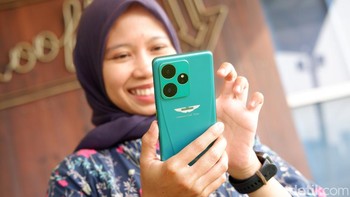 Disokong chip Dimensity 9400e berbasis fabrikasi 4 nm menjadikannya salah satu smartphone Android tercepat di kelasnya. Chip ini mendukung gaming 120 FPS stabil selama 6 jam, berkat kolaborasi dengan Krafton. Foto: Adi Fida Rahman/detikINET