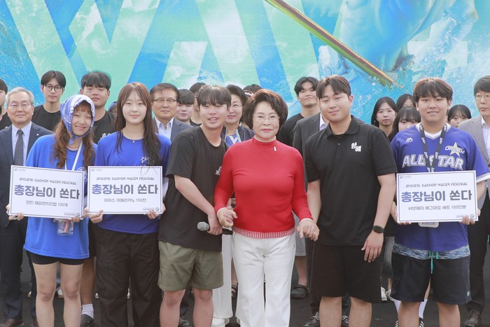 Rektor Gachon University Lee Gil-ya bersama para mahasiswa di sebuah festival kampus