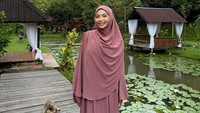 Riena Diana memerankan sosok Baiduri Amira. Baiduri diceritakan bergabung dalam sekte Jihad Ummah yang dipimpin Walid. Baiduri menjadi bertekad mengungkap kebobrokan Walid dalam serial Bidaah yang kini juga tayang di Trans TV setiap Senin sampai Jumat, pukul 20.00 WIB. Foto: dok. Instagram Riena Diana/Keith Foo