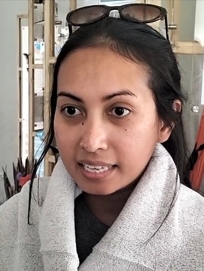 Ruth Krisnianti Utami, salah satu turis yang tertipu travel agent saat memberikan keterangan di Pelabuhan Marina Labuan Bajo, Manggarai Barat, Senin (2/6/2025). (Ambrosius Ardin/detikBali)