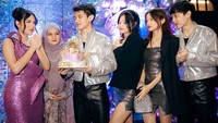 Sandri dan Sandro juga mempunyai adik-adik yang terlahir kembar. Davina Karamoy sebenarnya kembar lima, tapi dua kembarannya gugur saat di kandungan dan dua meninggal. Mereka punya adik bungsu perempuan yang kembar, yakni Winonaa dan Serafina.  Foto: dok. Instagram Sandro/Sandri Karamoy (Fotografer: @snap.nuel)