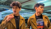 Ada yang bisa membedakan mana Sandri dan Sandro? Jawbannya, Sandri yang memakai kaus hitam polos dan Sandro yang memakai kaus hitam bergambar. Foto: dok. Instagram Sandro/Sandri Karamoy